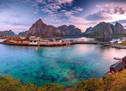 Wioska Reine na wyspie Moskenesoya na norweskich Lofotach