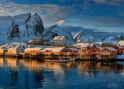 Norwegia, Lofoty, Wyspa Moskenesoya, Wioska Reine, Domy Góry, Chmury, Zima