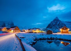 Norwegia, Wyspa Sakrisoy, Wioska rybacka, Domy, Lofoty, Góry, Światła, Droga, Zima