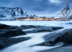 Wioska Sakrisøy na Lofotach zimą