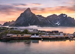 Wioska Sakrisoy na tle gór Mount Olstind na norweskich Lofotach