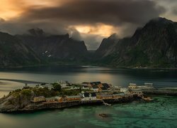 Norwegia, Morze, Lofoty, Góry, Mount Olstind, Mgła, Ciemne, Chmury, Wioska Sakrisoy, Domy
