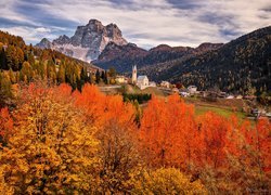 Wioska San Vito di Cadore i szczyt Monte Pelmo w Dolomitach