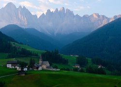 Wioska Santa Maddalena w Dolomitach o poranku