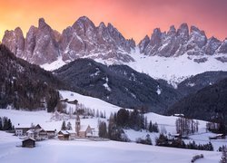 Góry, Dolomity, Masyw Odle, Zima, Wieś, Santa Maddalena, Kościół, Dolina, Val di Funes, Włochy