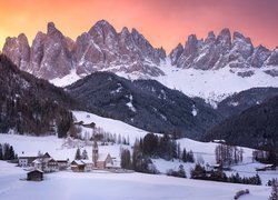 Wioska Santa Maddalena w Dolomitach zimą