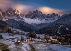 Włochy, Dolomity, Santa Maddalena, Góry, Alpy, Kościół, Domy, Las, Zima