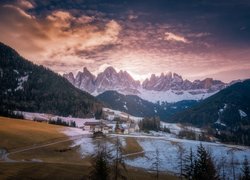 Włochy, Wieś, Santa Maddalena, Góry, Dolomity, Dolina Val di Funes, Zima, Lasy, Domy