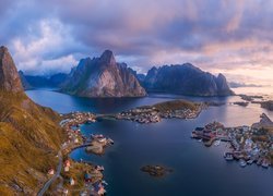 Norwegia, Lofoty, Góry, Morze Północne, Domy, Wioski, Chmury