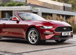 Wiśniowy Ford Mustang kabriolet