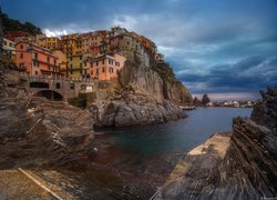 Włochy, Liguria, Gmina Riomaggiore, Miejscowość Manarola, Wybrzeże, Domy, Morze Liguryjskie, Chmury