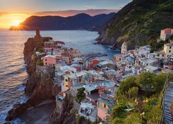 Włochy, Prowincja La Spezia, Miejscowość Vernazza, Morze Liguryjskie, Riviera di Levante, Morze, Zatoka, Skały, Domy, Wschód słońca, Wzgórza