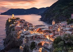 Włochy, Prowincja La Spezia, Vernazza, Morze Liguryjskie, Zatoka, Skały, Góry, Domy, Zachód słońca, Wzgórza