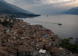 Włochy, Malcesine, Góry, Jezioro Garda, Domy