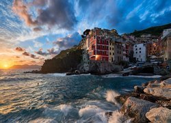 Włochy, Prowincja La Spezia, Riomaggiore, Morze, Skały, Chmury, Domy, Zachód słońca