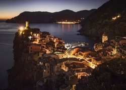 Włochy, Vernazza, Wybrzeże, Morze, Oświetlone, Domy, Noc