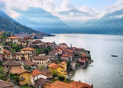 Włoskie miasto Como nad jeziorem o tej samej nazwie