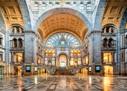 Wnętrze dworca kolejowego Antwerpen-Centraal w Belgii