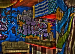 Wnętrze klubu z graffiti na ścianach