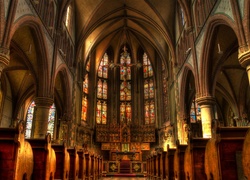 Wnętrze kościoła z ołtarzem i witrażami