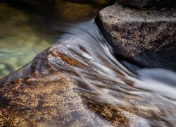 Woda na kamieniach