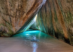 Woda wewnątrz jaskini