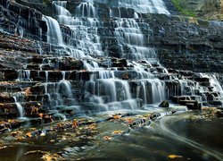 Kanada, Prowincja Ontario, Hamilton, Wodospad Albion Falls, Skały, Żółte, Liście
