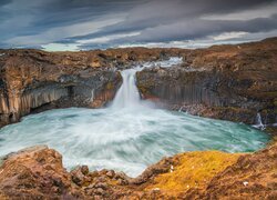 Wodospad Aldeyjarfoss i bazaltowe skały w Islandii
