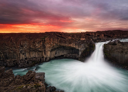 Wodospad Aldeyjarfoss między bazaltowymi skałami w Islandii