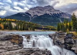 Wodospad Athabasca Falls w Parku Narodowym Jasper w Kanadzie