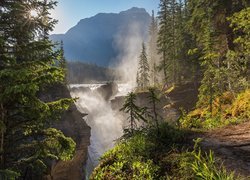 Wodospad Athabasca Falls w Parku Narodowym Jasper