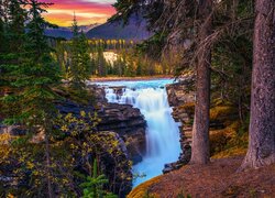 Wodospad Athabasca Waterfall w Parku Narodowym Jasper
