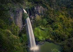 Wodospad Bridal Veil Falls spływający ze skał w Nowej Zelandii