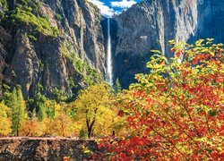 Stany Zjednoczone, Kalifornia, Park Narodowy Yosemite, Góry, Wodospad, Bridalveil Falls, Drzewa, Jesień, Skały
