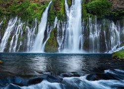 Wodospad, Burney Falls, Kaskada, Roślinność, Skały, Park Stanowy McArthur-Burney Falls, Stan Kalifornia, Stany Zjednoczone