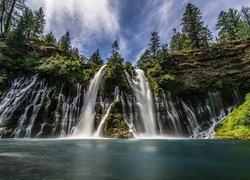 Wodospad Burney Falls, Park miejski McArthur-Burney Falls, Stan Kalifornia, Stany Zjednoczone, Kaskada, Skały