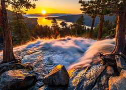 Zachód słońca, Promienie słońca, Góry, Sierra Nevada, Drzewa, Kamienie, Jezioro, Tahoe Lake, Stany Zjednoczone