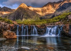 Góry, Kamienie, Skały, Rzeka, Wodospad Fairy Pools, Roślinność, Chmury, Wyspa Skye, Szkocja