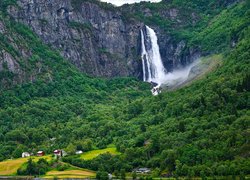 Wodospad Feigefossen, Skała, Góry, Drzewa, Domy, Gmina Luster, Norwegia