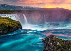 Wodospad Godafoss na omszonych skałach