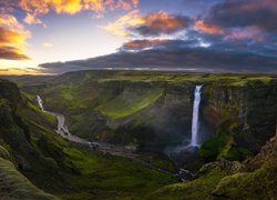 Wodospad Haifoss i rzeka Fossa w Islandii pod ciemnymi chmurami