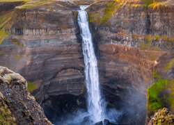 Wodospad Haifoss spływający po skałach w Islandii