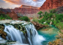 Wodospad Havasu Falls i rzeka Havasu Creek w Arizonie