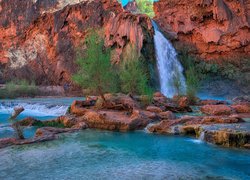 Wodospad Havasu Falls, Rzeka Havasu Creek, Park Narodowy Wielkiego Kanionu, Arizona, Stany Zjednoczone, Kanion, Drzewa, Skały