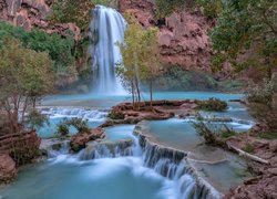 Wodospad Havasu Falls, Rzeka Havasu Creek, Park Narodowy Wielkiego Kanionu, Kanion, Skały, Drzewa, Arizona, Stany Zjednoczone