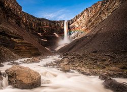 Wodospad Hengifoss wpadający do rzeki Hengifossa w Islandii