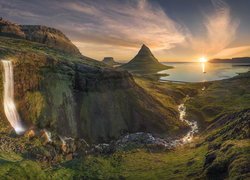 Wodospad, Rzeka, Góra Kirkjufell, Chmury, Promienie słońca, Półwysep Snafellsnes, Islandia