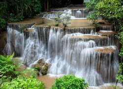 Wodospad kaskadowy Huai Mae Khamin Waterfall w Tajlandii