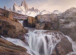 Góry Andy, Szczyt Fitz Roy, Rzeka, Wodospad, Skały, Kamienie, Park Narodowy Los Glaciares, Patagonia, Argentyna
