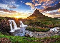 Wodospad Kirkjufellsfoss, Góra Kirkjufell, Chmury, Promienie słońca, Islandia